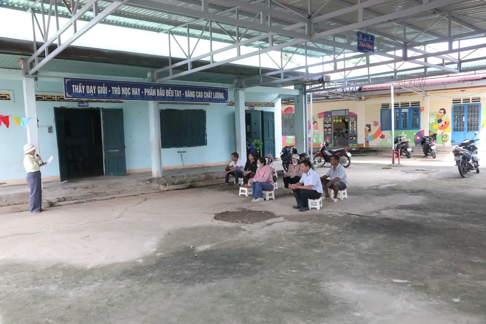 Thầy cô buôn Đrăng Phốc đang duyệt chương trình cho lễ tựu trường A11.JPG