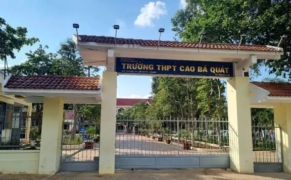 Trưởng THPT Cao Bá Quát nơi bà Huệ công tác z6975630091615_90e8aff34a0d6787cb16dade3e7b29df.jpg