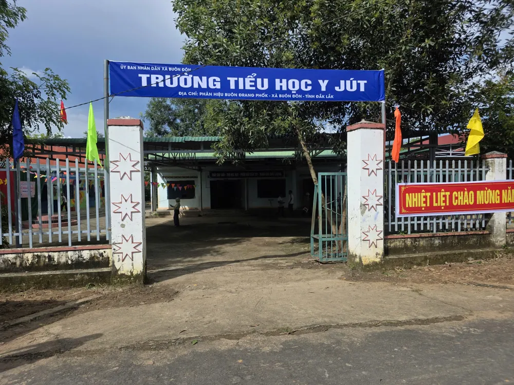 Điểm trường Tiểu học Y Jut nằm giữa lõi rừng Yok Đôn, cách trung tâm xã Buôn Đôn gần 20km z6976941398300_f3dd05ba741cd9ff8ae6d207fe49789c.jpg
