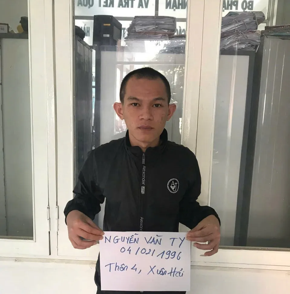 Đối tượng Nguyễn Văn Ty đã bị cơ quan công an bắt giữ sau khi gây ra vụ việc. z6989423271144_eff38841323e6068481ae93f985e9c7d.jpg