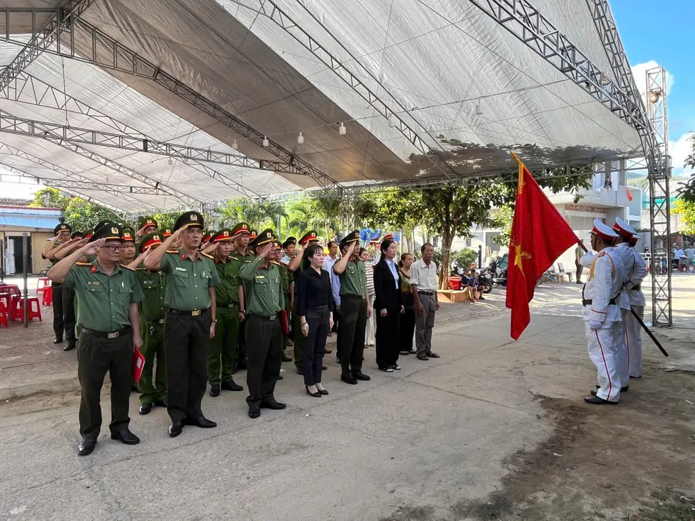 Công an tỉnh Đắk Lắk trang trọng tổ chức Lễ công bố quyết định và trao Bằng Tổ quốc ghi công của Thủ tướng Chính phủ đối với liệt sĩ Nguyễn Đông Cánh z7001198131428_31a41aeb4ec7a69f012d7c38a4d9dcca.jpg