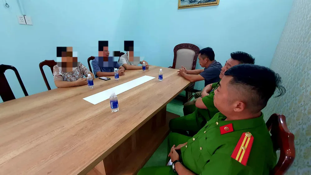 Lực lượng công đã giải cứu được em T. bàn giao cho gia đình. 551143538_2358398454577873_5872484467381504391_n.jpg