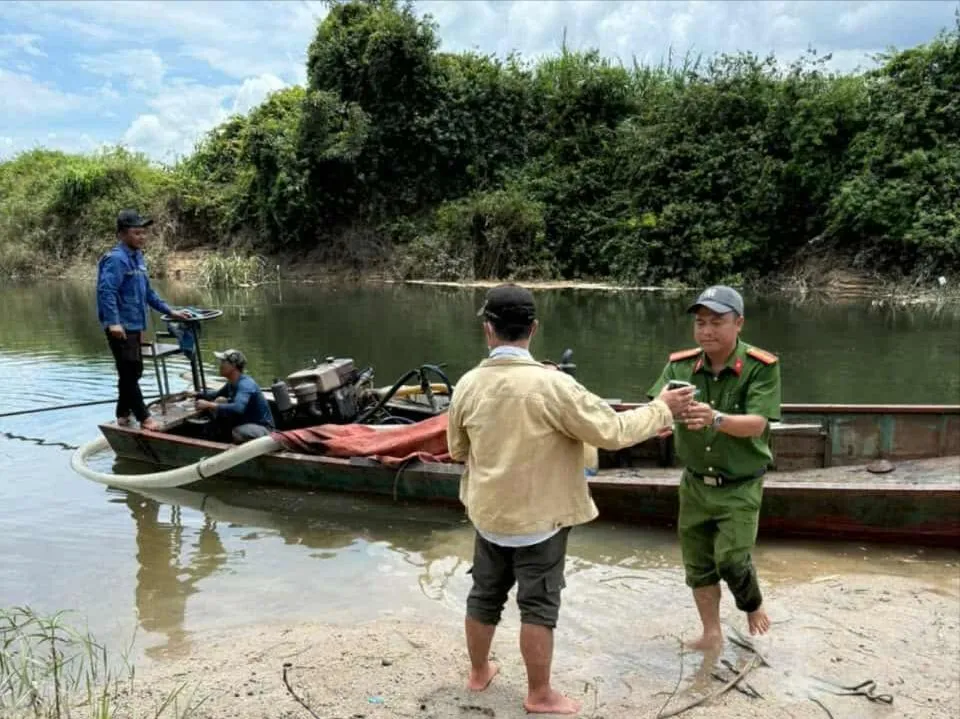 Thuyền hút cát trái phép đã bị lực lượng công an tạm giữ 552054490_4280317748918572_423136141192779124_n.jpg
