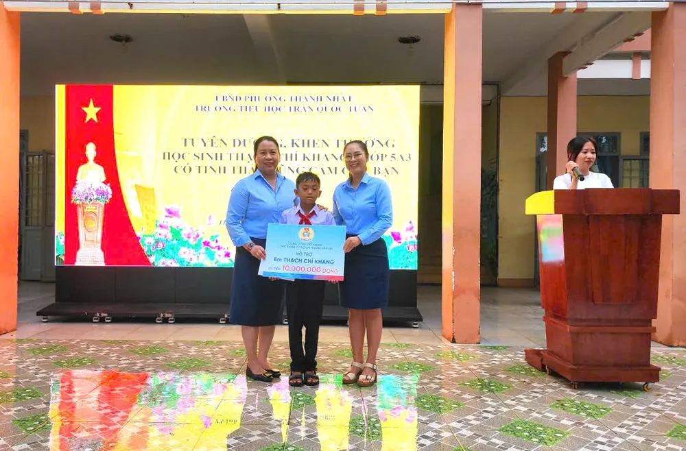 Một doanh nghiệp trên địa bàn hỗ trợ 10 triệu đồng cho em Khang để trang trải việc học tập z7037001691489_7e887645151c39fdd9ceaa348aa0c782.jpg