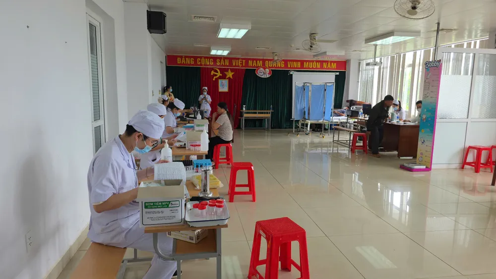 Các bác sĩ giỏi của nhiều bệnh viện được mời về Bệnh viện Đa khoa vùng Tây Nguyên để khám sức khỏe cho các bệnh nhân z7044591109294_ace791a4d6a233d414ff2965cf764d62.jpg