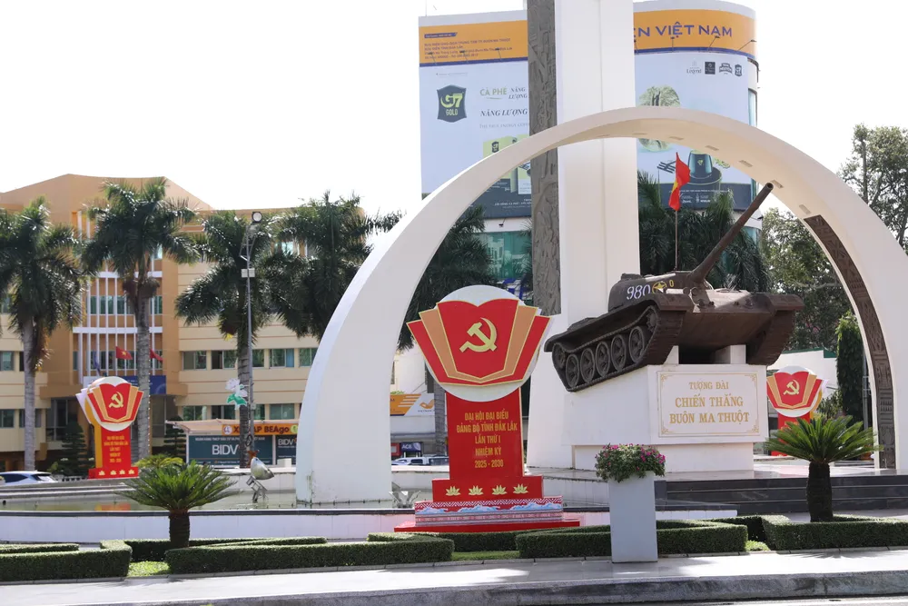 Tượng đài chiến thắng Buôn Ma Thuột 1.JPG