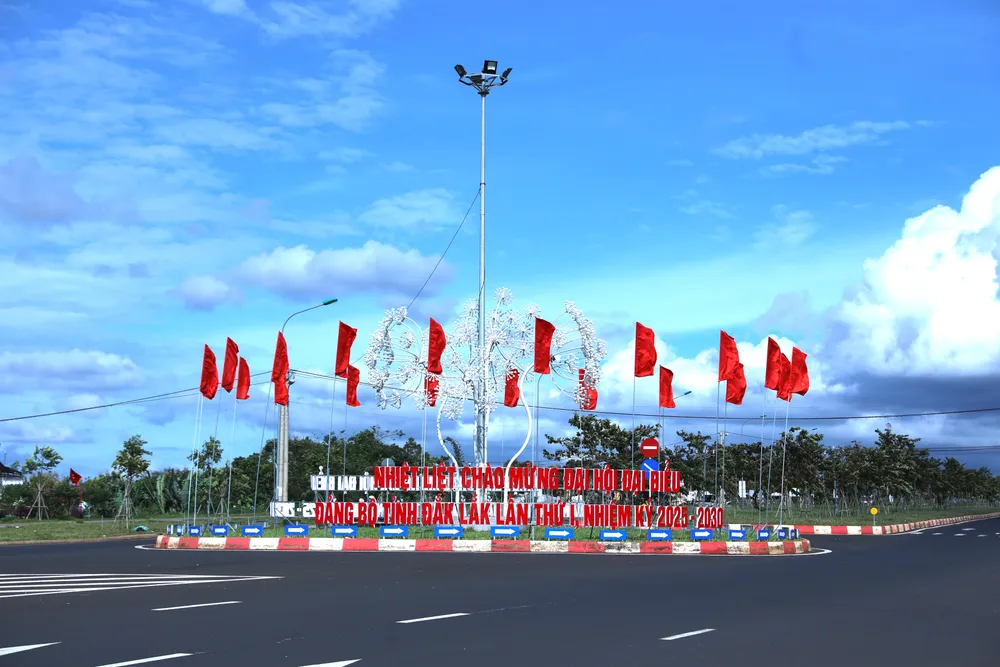 Các tuyến đường ở Đắk Lắk rực rỡ màu cờ 3.JPG