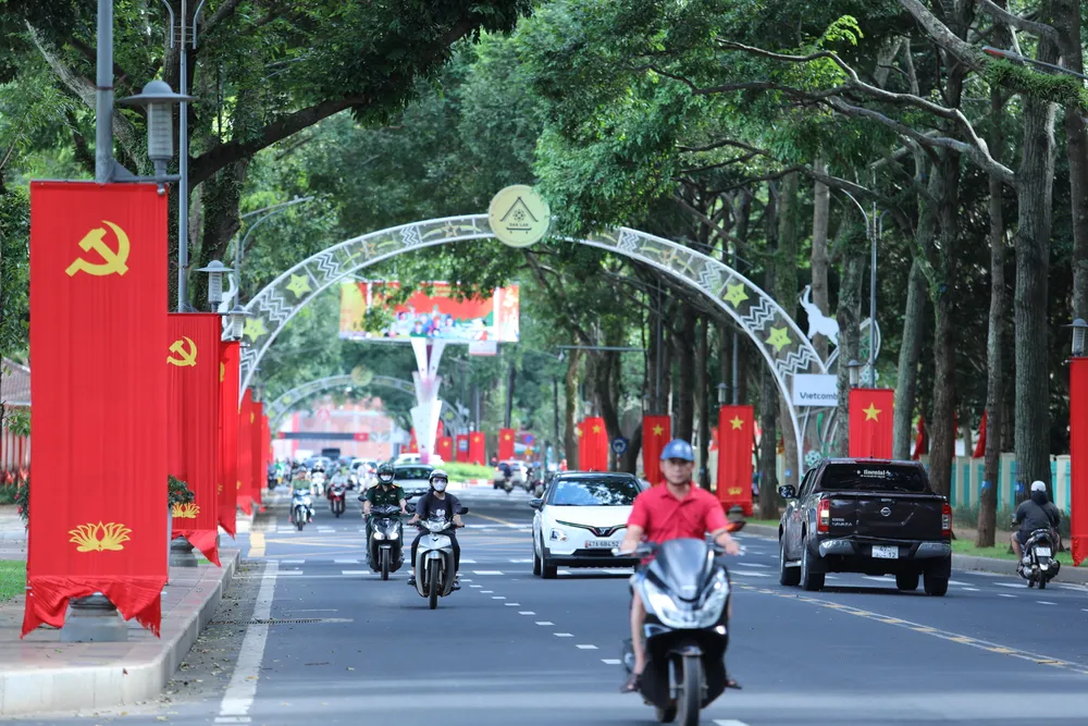 Các tuyến đường trung tâm tỉnh Đắk Lắk rực rỡ cờ hoa chào mừng Đại hội đại biểu Đảng bộ tỉnh Đắk Lắk lần thứ I 6.JPG