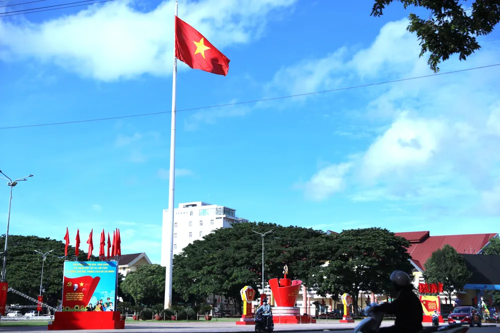 Hoa viên, Quảng trường 10-3 đã được trang hoàng để chào mừng Đại hội 7.JPG