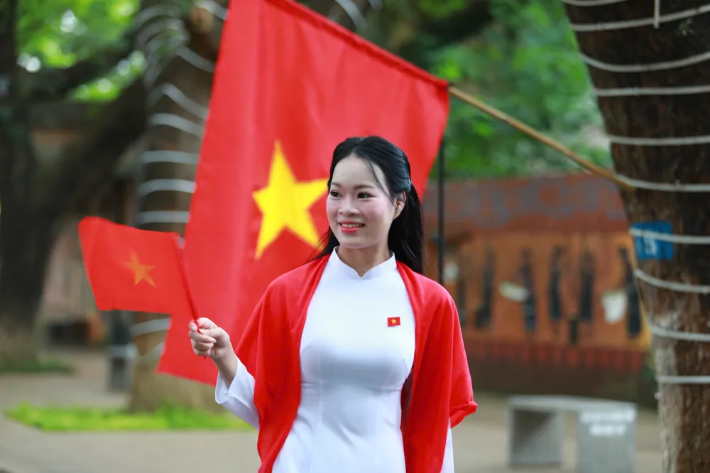 Người dân phấn khởi chào mừng Đại hội Đảng bộ tỉnh Đắk Lắk lần thứ I z6953796414841_f9e05827a11b502e8f0c9ca1d50c2565.jpg