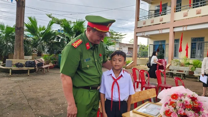 Đại tá Võ Duy Tuấn, Phó Giám đốc Công an tỉnh Đắk Lắk, động viên em Thạch Chí Khang z70608053562430edb68a48ae301a4c6828c9a3fef2a29-1759110550524267139734.jpg