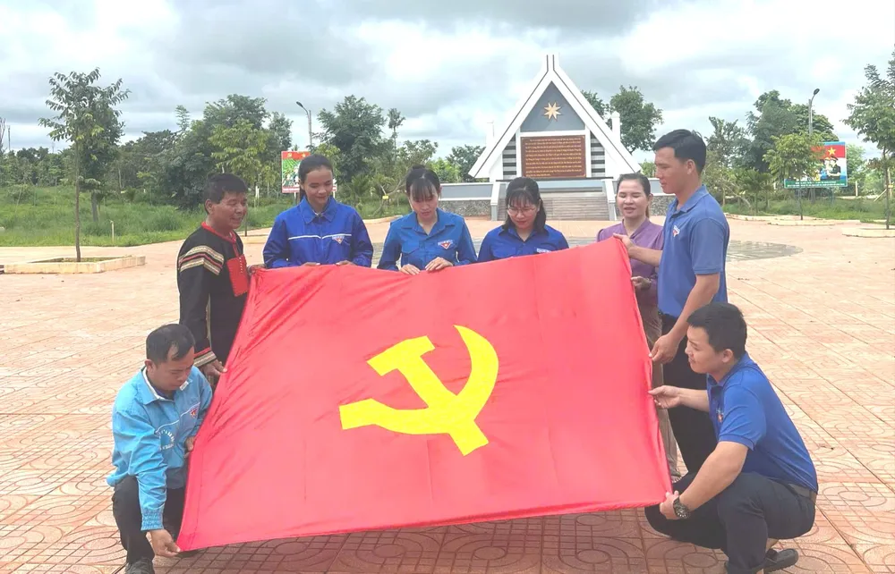 Các thôn, buôn ở vùng sâu vùng xa không khí cũng rộn ràng z7061042629935_83b835869ba8e2e93f1a07de274e8396.jpg