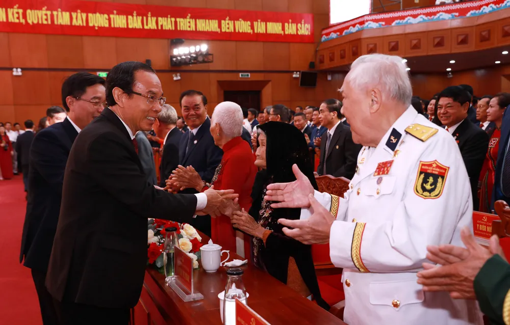 Đồng chí Nguyễn Văn Nên thăm hỏi Mẹ Việt Nam anh hùng, Anh hùng lực lượng vũ trang và cựu lãnh đạo Tỉnh ủy Đắk Lắk đến dự Đại hội 0J3A3789.JPG