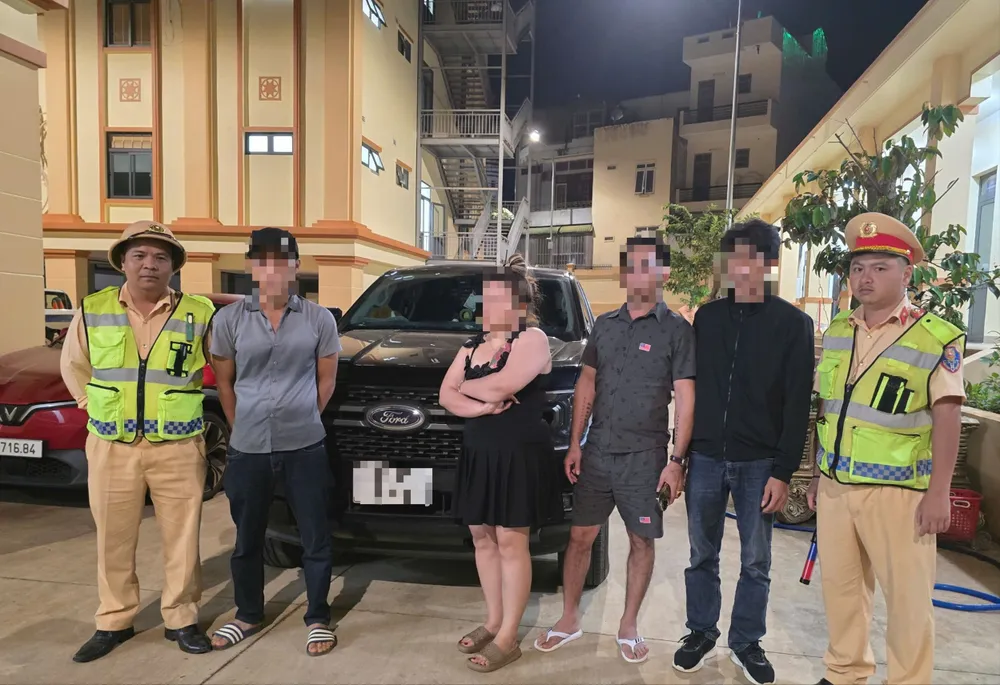 Lực lượng công an mời những người đi xe bán tải về trụ sở làm việc. edit-z7085481943362baa377547a54ccffb25cb76ca9baa5d5-17597125568781920244447.jpg