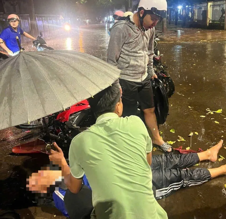 Em T. bị thương nặng sau va chạm với xe bán tải. z7102016838158_286ab4209f2dd87b67298f9db3b2d4e8.jpg