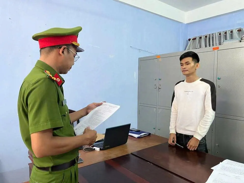 Cơ quan công an tống đạt quyết định khởi tố bị can đối với Trần Triệu Quí z7102629171184_10514b80c1616ce5d73882909ce06077.jpg