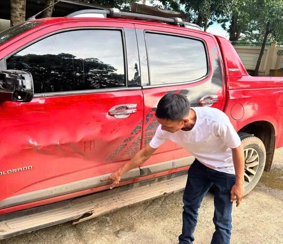 Xe bán tải của H. bị móp một bên sau vụ va chạm. Ảnh: C.P. z7110796142899_0b1ef73413b939aadd61cc36bf787cda.jpg