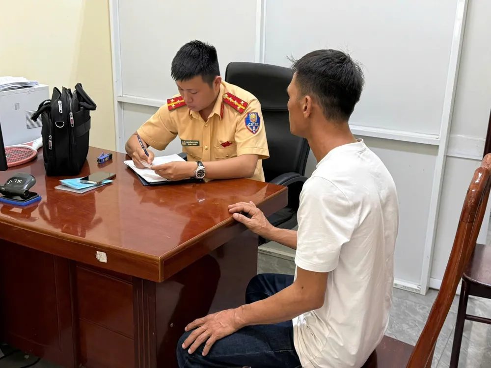 Lực lượng công an đang làm việc với tài xế H.. Ảnh: C.P. z7110796152897_a3a6243c96e0a5636b5a419d833dae19.jpg