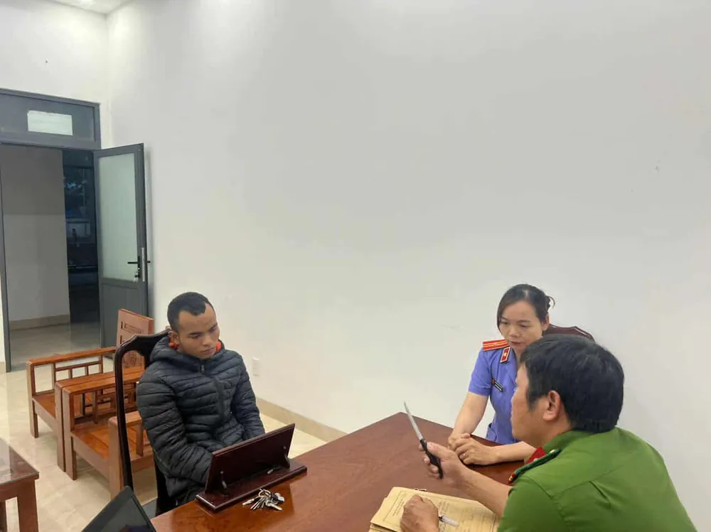 Y Tunh đã dùng dao thái lan khống chế ông Đ. để đồng bọn cướp xe máy. 566459786_1541853220502705_680163923134405771_n.jpg