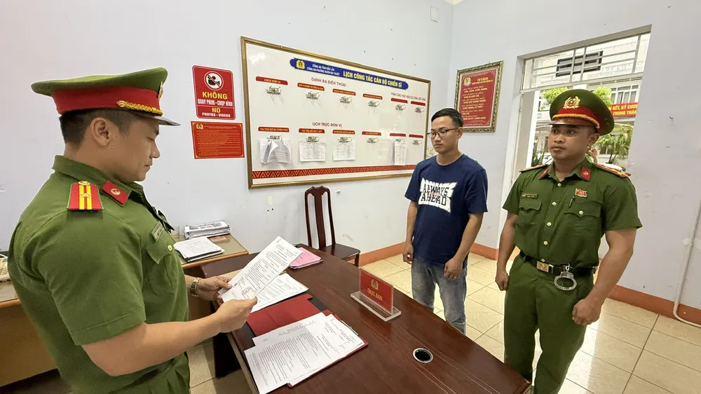 Cơ quan công an đang tống đạt lệnh bắt đối với Tống Minh Hòa z7174611584201e60eb756911f0a0de30edd4c0d01fe0e-1761896330494941082294.jpg