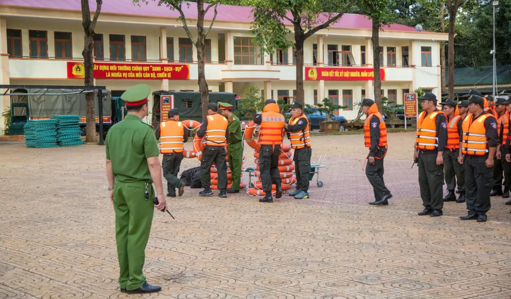 Officerare och soldater är utrustade med specialutrustning för att hantera stormar. Cán bộ, chiến sĩ được trang bị các thiết bị chuyên dụng ứng phó bão