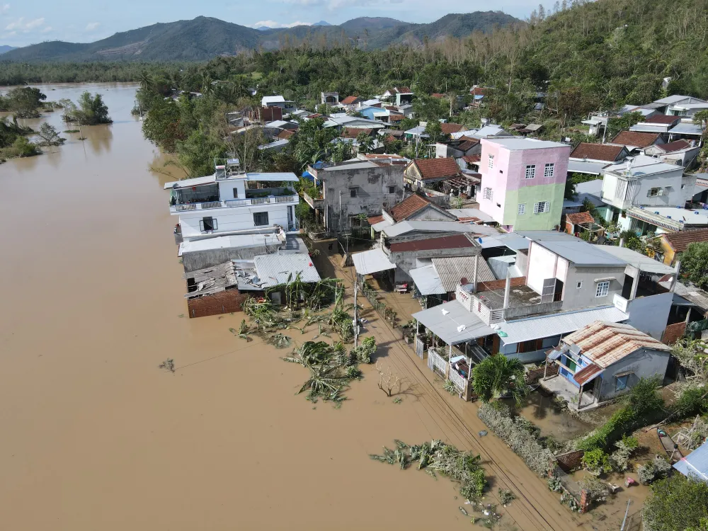 Nhiều khu vực của xã Tuy An Bắc vẫn đang ngập trong nước