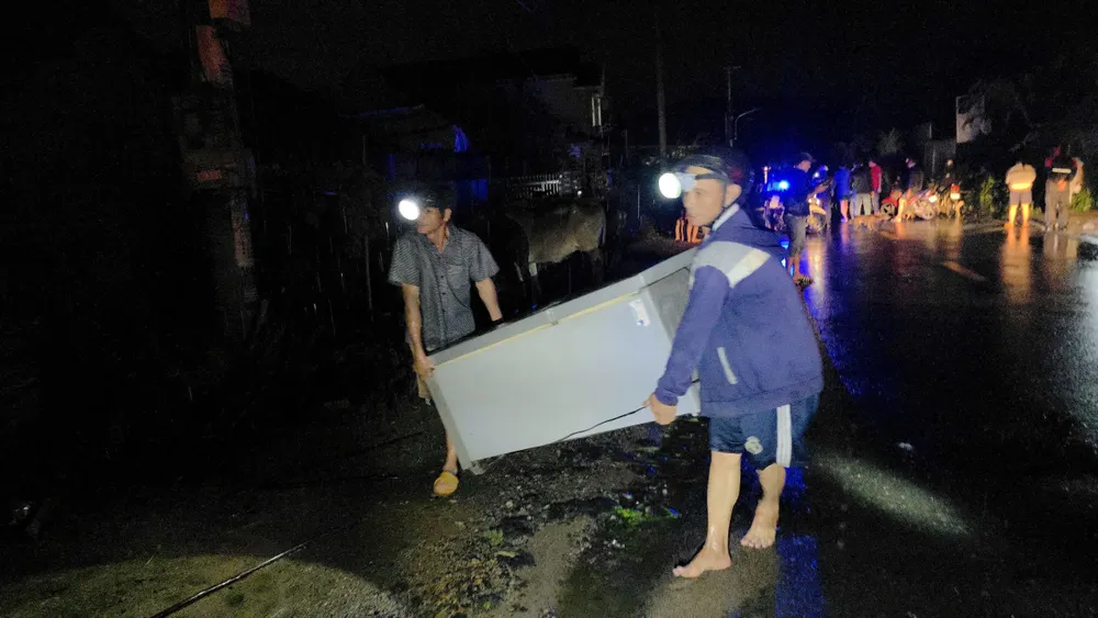 Đắk Lắk: Sau bão, người dân chạy lũ trong đêm