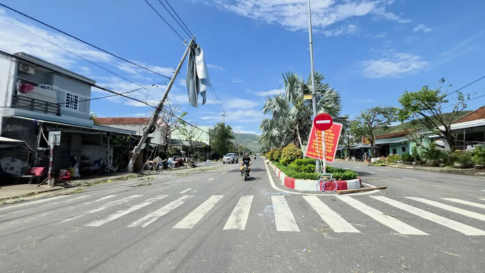 Mái tôn của người dân ở phường Sông Cầu bị bão cuốn bay lên trụ điện