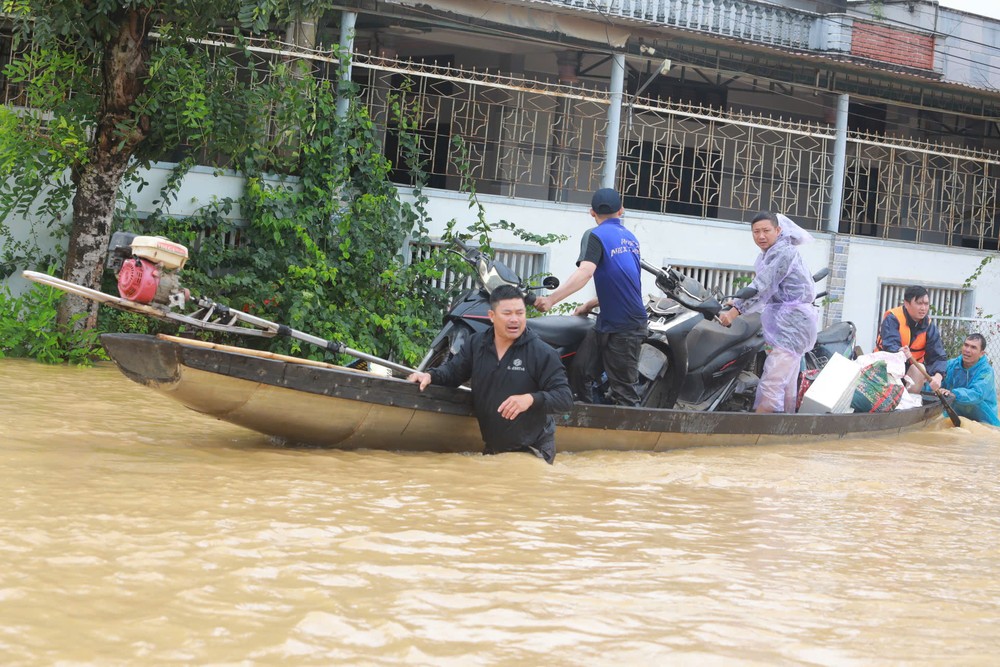 By the afternoon of November 21, many areas in Dak Lak were still deeply submerged.
