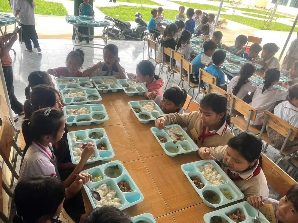 ກິນເຂົ້າກິນລ້ຽງໃຫ້ນັກຮຽນໂຮງຮຽນປະຖົມກູມາລານ. z7308548829577_2e33f1779812117c5e9b32045fd271bd.jpg