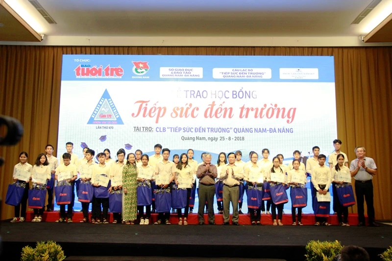 Các tân sinh viên nhận học bổng "Tiếp sức đến trường"