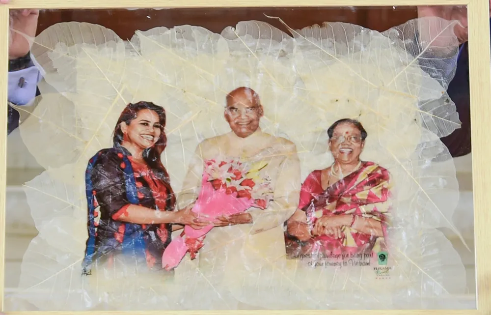 Tặng Tổng thống Ấn Độ bức hình ông cùng gia đình làm từ lá bồ đề Ấn Độ ảnh 2