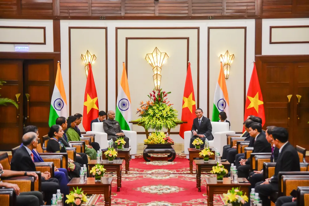 Tặng Tổng thống Ấn Độ bức hình ông cùng gia đình làm từ lá bồ đề Ấn Độ ảnh 3