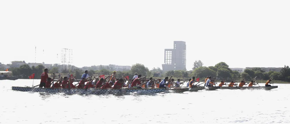 Sôi động giải đua thuyền truyền thống trên sông Cu Đê  ảnh 1