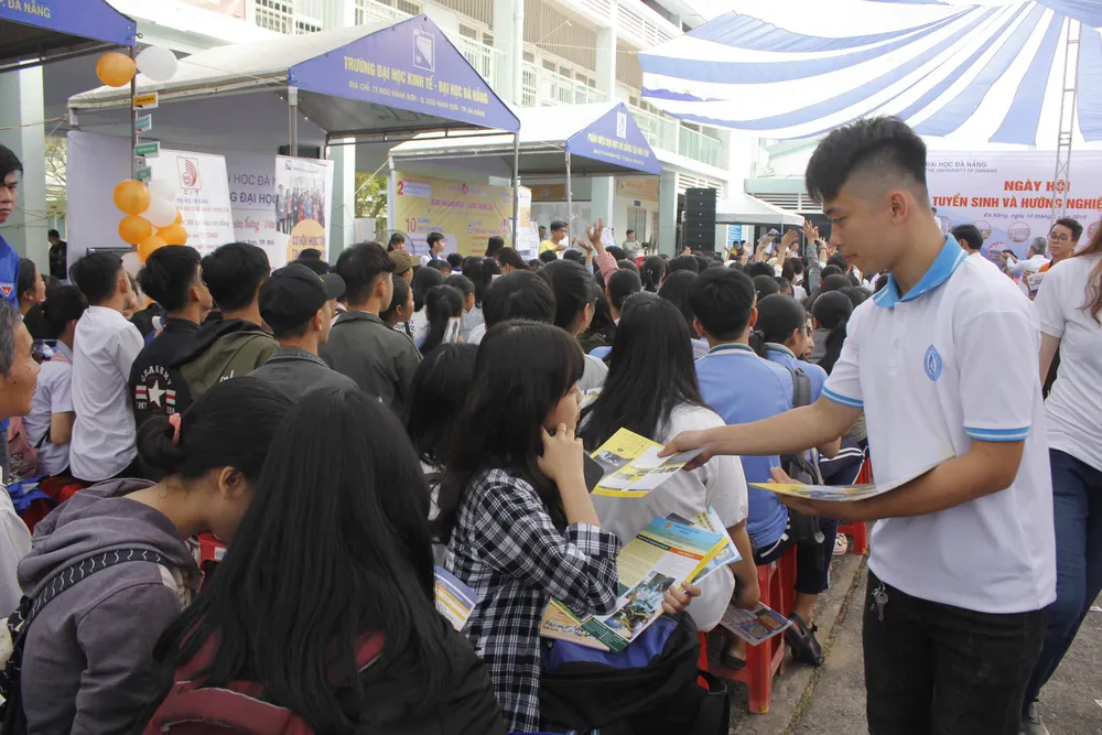 Đà Nẵng: Hàng trăm học sinh tham gia tư vấn tuyển sinh và hướng nghiệp ảnh 1 Đà Nẵng: Hàng trăm học sinh tham gia tư vấn tuyển sinh và hướng nghiệp ảnh 1