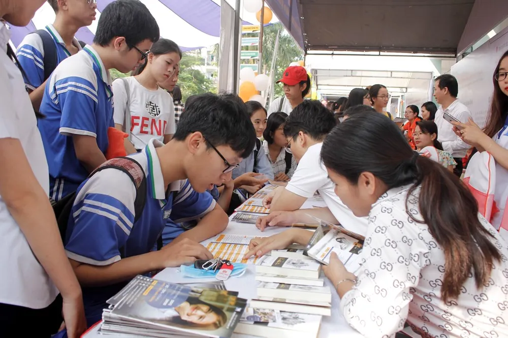 Đà Nẵng: Hàng trăm học sinh tham gia tư vấn tuyển sinh và hướng nghiệp ảnh 2 Đà Nẵng: Hàng trăm học sinh tham gia tư vấn tuyển sinh và hướng nghiệp ảnh 2