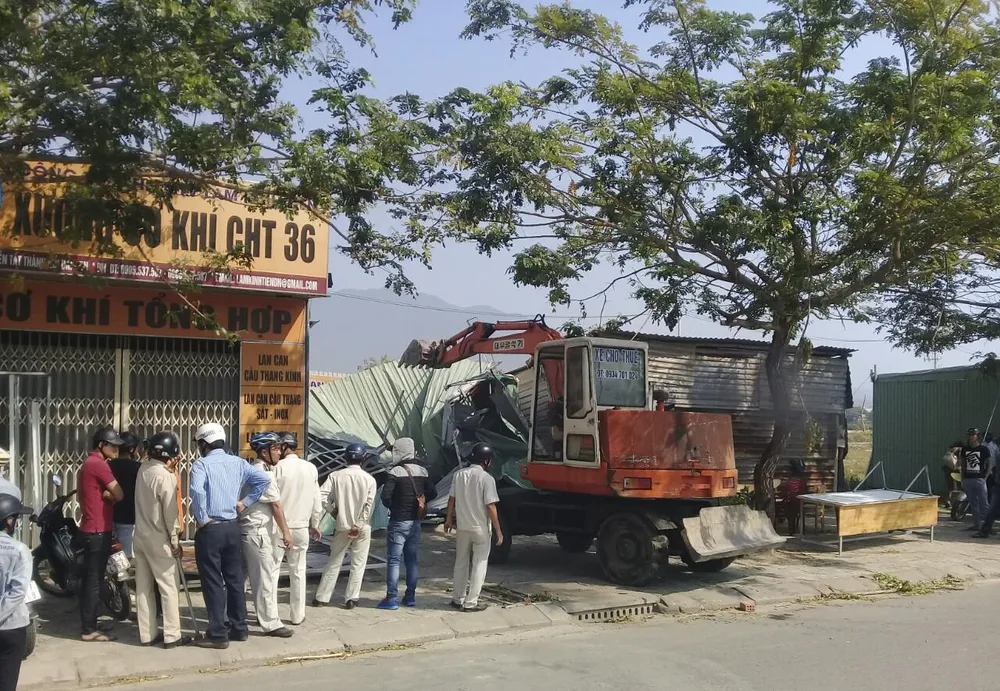 Đội Kiểm tra quy tắc đô tiến hành cưỡng chế, tháo dỡ các ki-ốt kinh doanh bất động sản trái phép