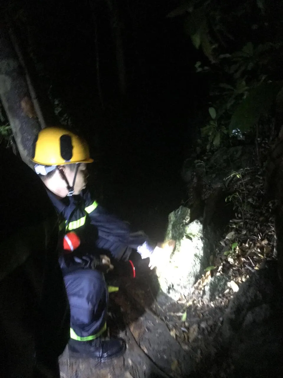 Một thanh niên tử vong khi tham gia ứng cứu 4 du khách bị nạn trên bán đảo Sơn Trà ảnh 2