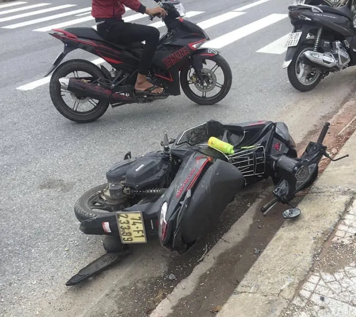 Xe máy mất lái tông vào cột báo giao thông khiến 2 mẹ con tử vong ảnh 1 Xe máy mất lái tông vào cột báo giao thông khiến 2 mẹ con tử vong ảnh 1