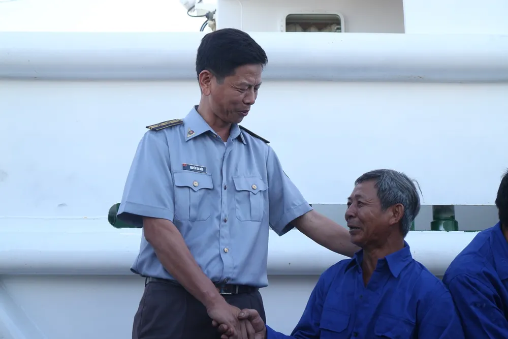 10 thuyền viên bị nạn khi tránh bão số 4 đã vào bờ an toàn ảnh 2