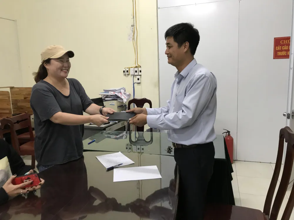 Tài xế taxi tìm du khách Hàn Quốc trả lại 45 triệu đồng bỏ quên ảnh 2