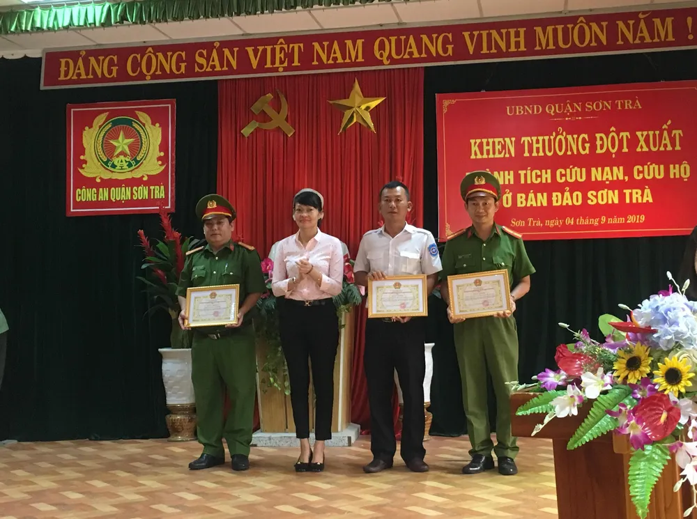 Truy tặng bằng khen cho công dân tử nạn trong lúc cứu người tại bán đảo Sơn Trà ảnh 2 Truy tặng bằng khen cho công dân tử nạn trong lúc cứu người tại bán đảo Sơn Trà ảnh 2