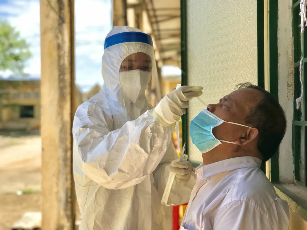 Xét nghiệm miễn phí cho người dân Quảng Ngãi trờ về từ TPHCM ảnh 2