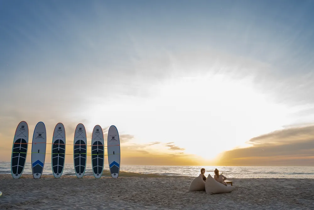 Gia đình bạn có thể ăn tối tại bãi biển Regal Beach, hay hoạt động thể thao với tắm biển và chèo SUP Gia đình bạn có thể ăn tối tại bãi biển Regal Beach, hay hoạt động thể thao với tắm biển và chèo SUP