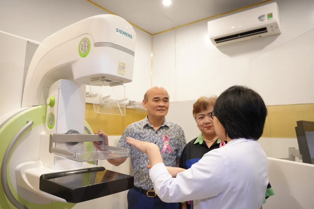 Đại biểu và khách mời tham quan Máy nhũ ảnh cắt lớp kỹ thuật số 3D Mammomat Inspiration