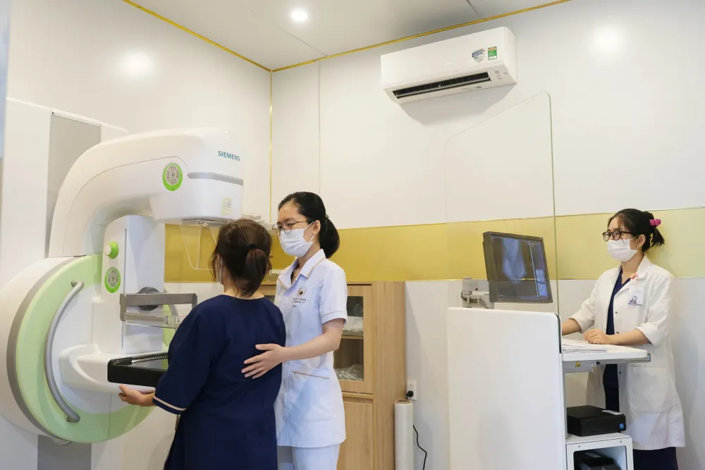 Khách hàng chụp nhũ ảnh 3D tầm soát sớm ung thư vú tại Thiện Nhân