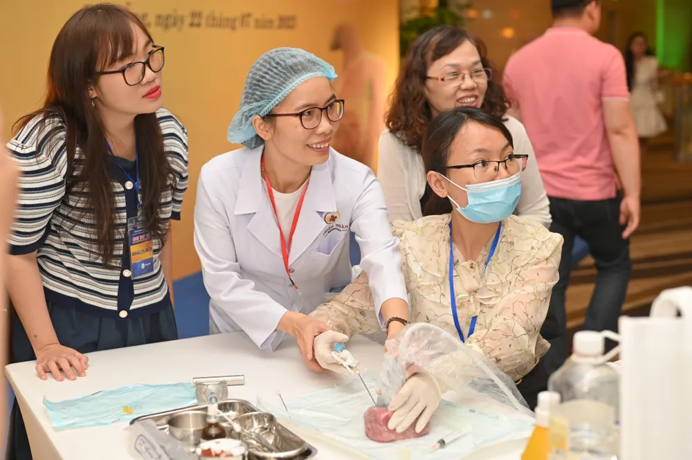 Hội thảo có tất cả 14 phiên báo cáo, 4 phiên thảo luận và 2 phiên hướng dẫn Hands on