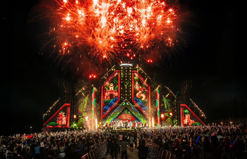Biển người đổ về trung tâm Đồng Hới xem đại nhạc hội Legend Fest 1.jpg