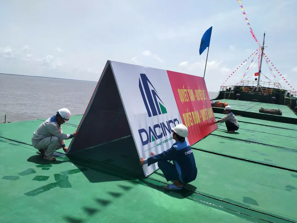 Các kỹ sư, công nhân Dacinco chuẩn bị cho lễ khởi công Cảng tổng hợp lưỡng dụng Hòn Khoai vào ngày 19-8 gen-h-1.jpg