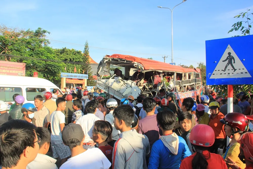 Xe tải và xe khách tông nhau: Ít nhất 13 người chết, 32 bị thương ảnh 5